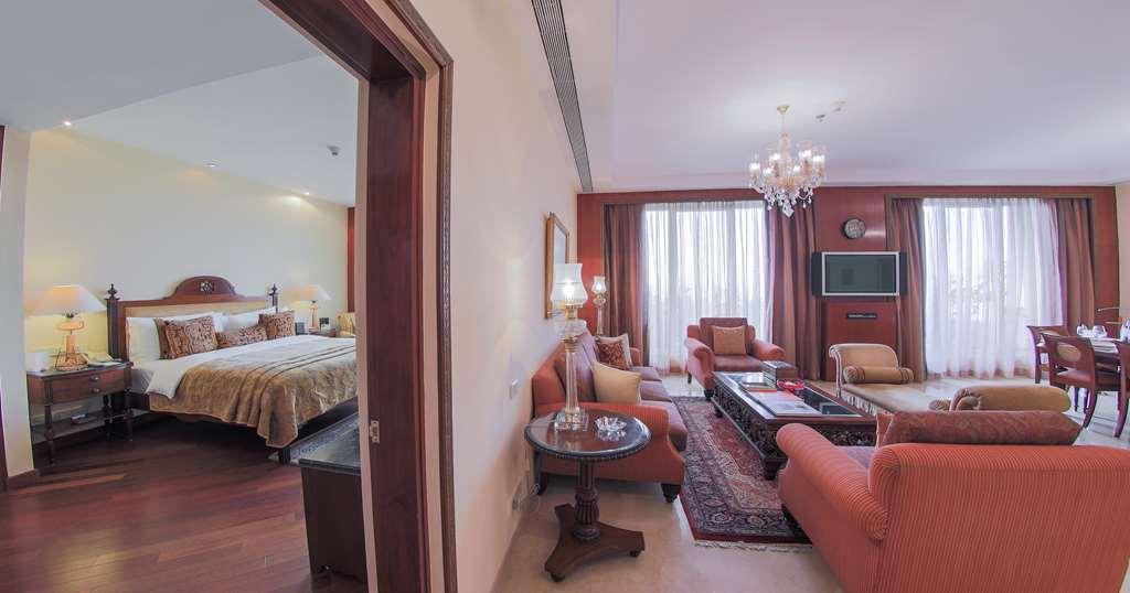 होटल The Lalit 5*